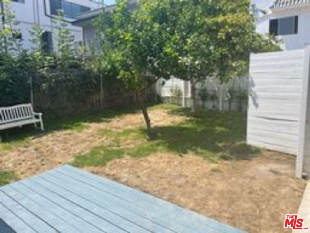 Image 23 of property listing at 821 N Harvard Boulevard, Los Angeles, CA 90029