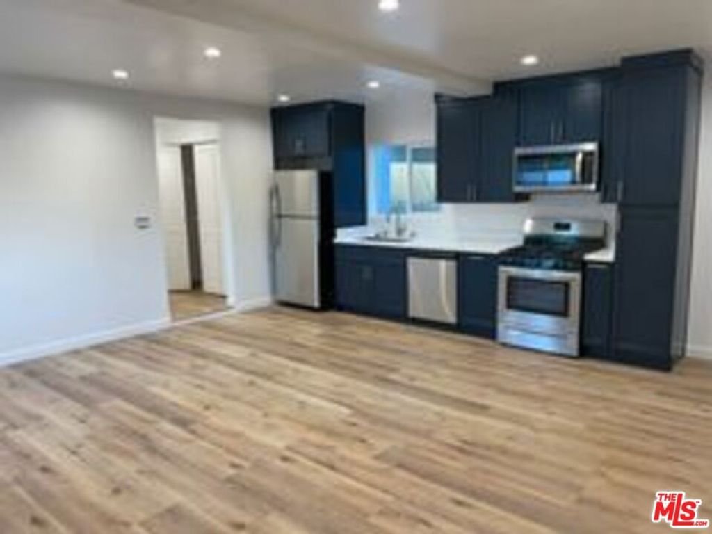 Image 4 of property listing at 821 N Harvard Boulevard, Los Angeles, CA 90029