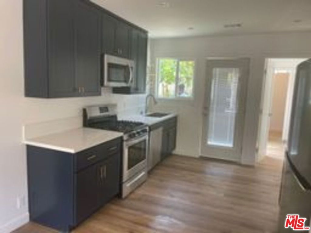 Image 5 of property listing at 821 N Harvard Boulevard, Los Angeles, CA 90029