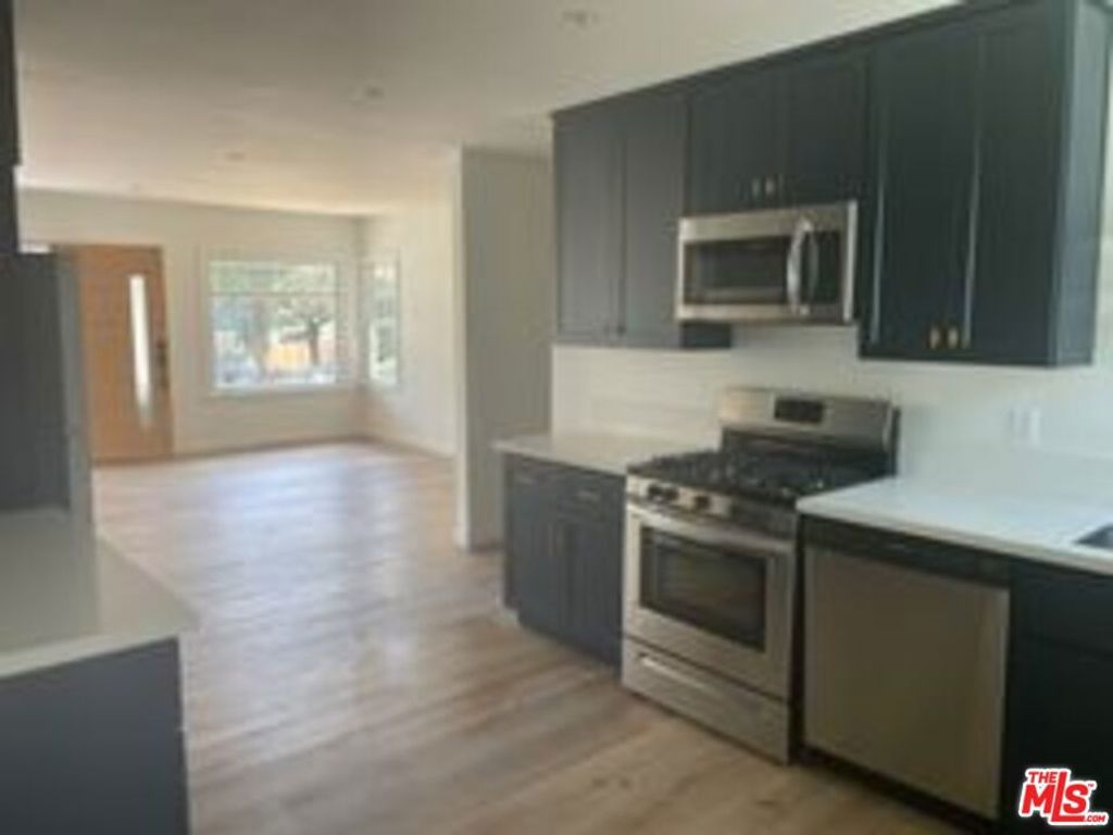 Image 8 of property listing at 821 N Harvard Boulevard, Los Angeles, CA 90029