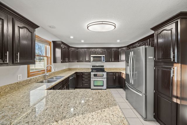 4700 Heatherstone Road, Bettendorf, IA 52722