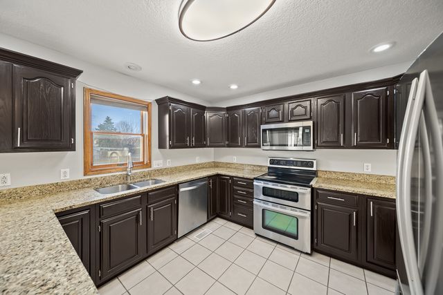 4700 Heatherstone Road, Bettendorf, IA 52722