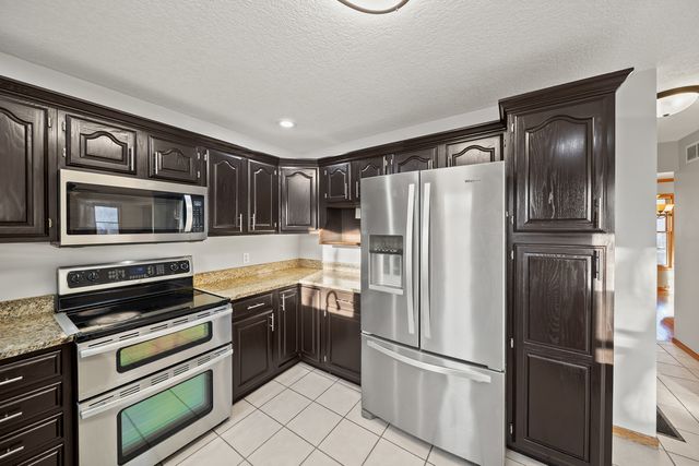 4700 Heatherstone Road, Bettendorf, IA 52722