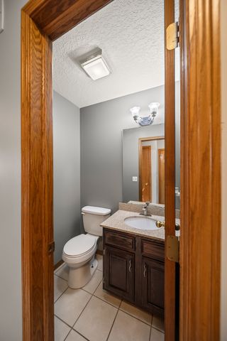 4700 Heatherstone Road, Bettendorf, IA 52722