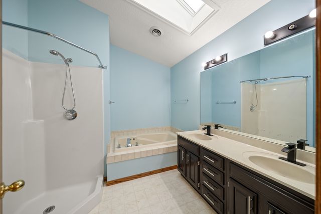 4700 Heatherstone Road, Bettendorf, IA 52722