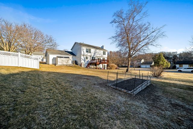 4700 Heatherstone Road, Bettendorf, IA 52722
