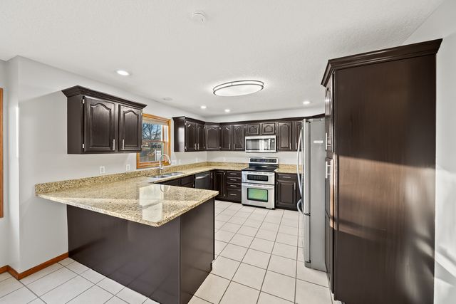 4700 Heatherstone Road, Bettendorf, IA 52722