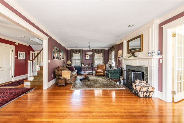 33 Sefton Drive, Cranston, RI 02905