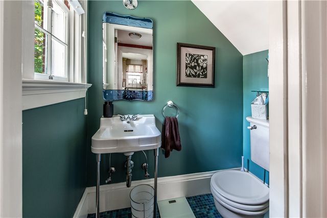 33 Sefton Drive, Cranston, RI 02905
