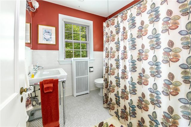 33 Sefton Drive, Cranston, RI 02905
