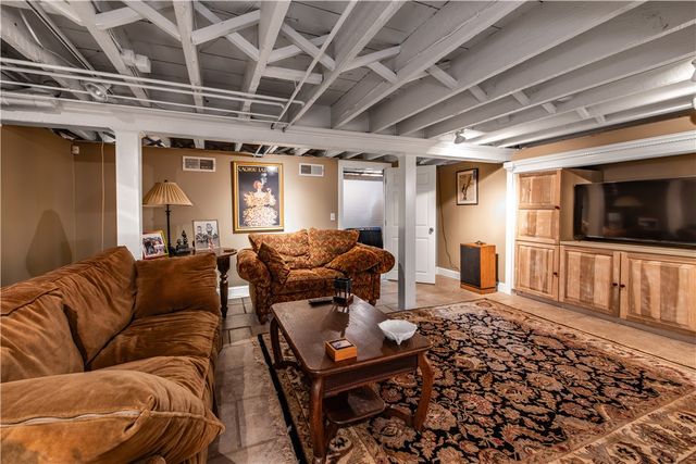 33 Sefton Drive, Cranston, RI 02905