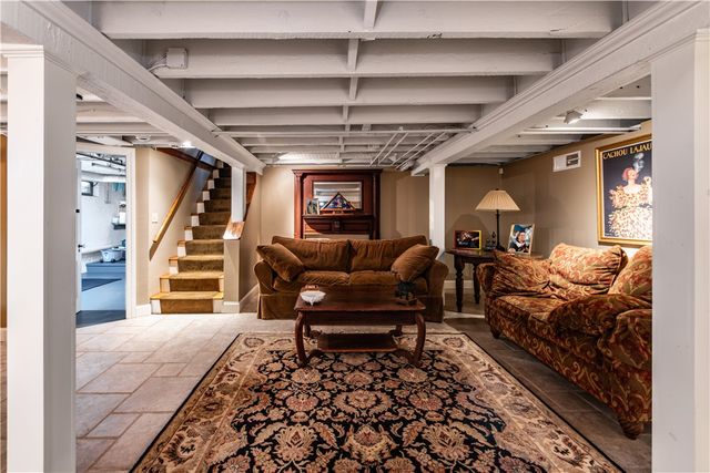 33 Sefton Drive, Cranston, RI 02905