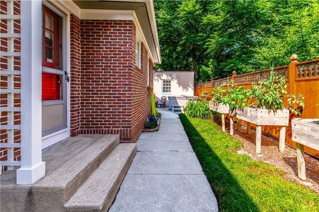 33 Sefton Drive, Cranston, RI 02905