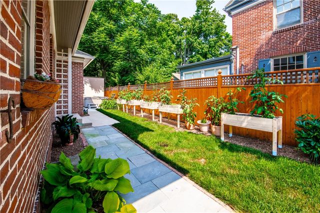 33 Sefton Drive, Cranston, RI 02905