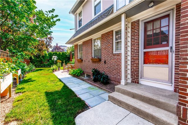 33 Sefton Drive, Cranston, RI 02905