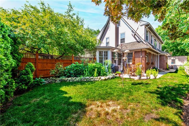 33 Sefton Drive, Cranston, RI 02905