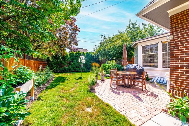 33 Sefton Drive, Cranston, RI 02905