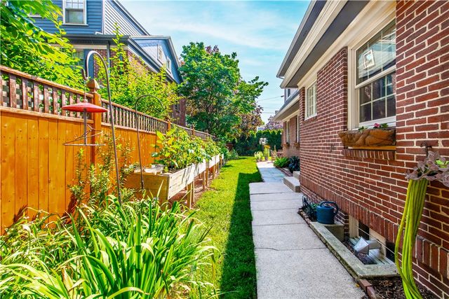 33 Sefton Drive, Cranston, RI 02905