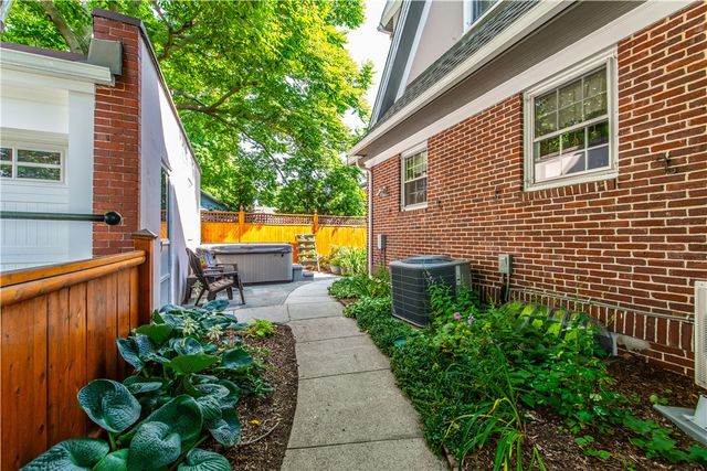 33 Sefton Drive, Cranston, RI 02905