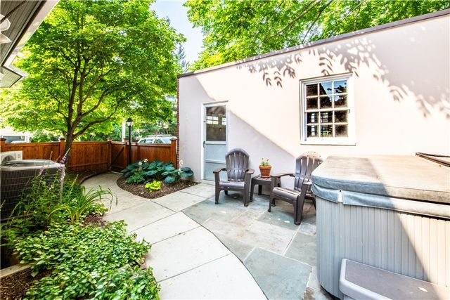 33 Sefton Drive, Cranston, RI 02905