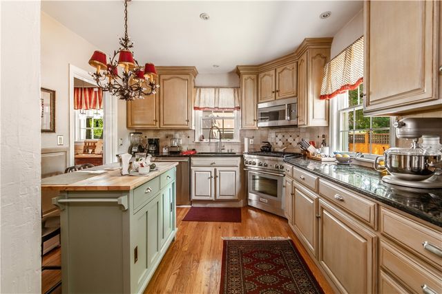 33 Sefton Drive, Cranston, RI 02905