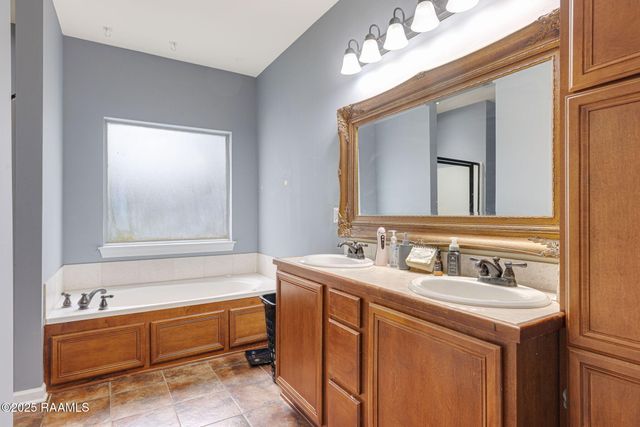 111 Meagans Way Drive, Youngsville, LA 70592