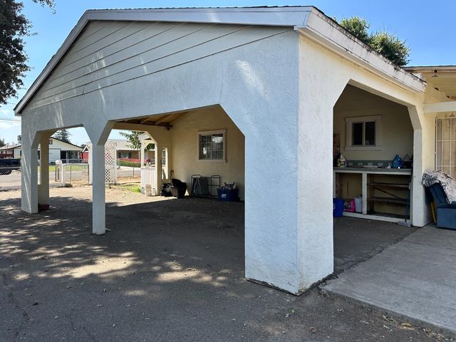 4307 E Brown Ln, Stockton, CA 95215