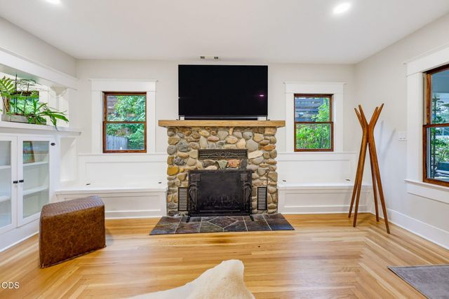 762 B Street, Ashland, OR 97520