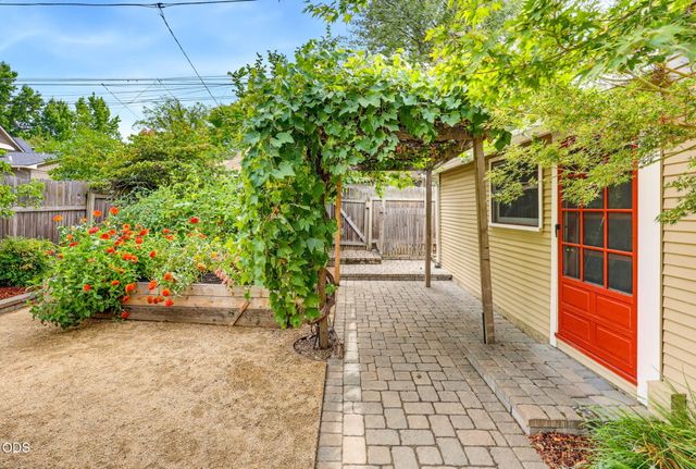 762 B Street, Ashland, OR 97520