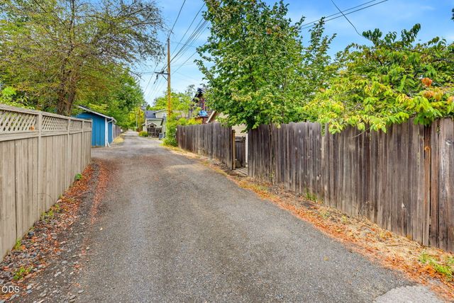 762 B Street, Ashland, OR 97520