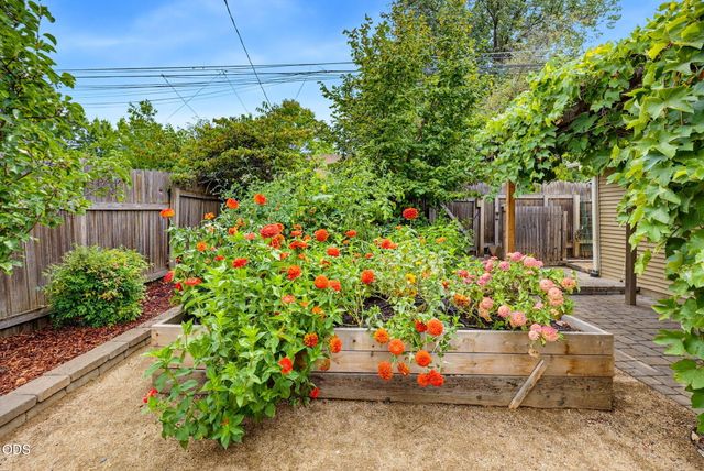 762 B Street, Ashland, OR 97520