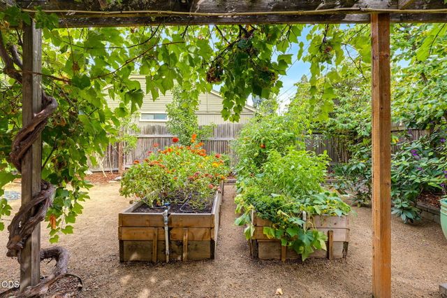 762 B Street, Ashland, OR 97520