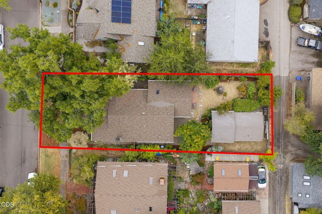 762 B Street, Ashland, OR 97520