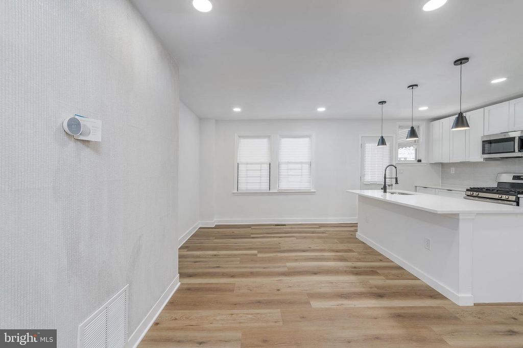 Image 10 of property listing at 818 MOUNT HOLLY ST, Baltimore, MD 21229