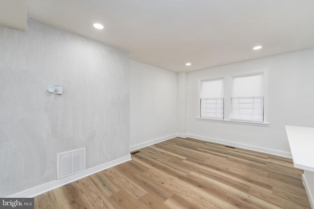 Image 11 of property listing at 818 MOUNT HOLLY ST, Baltimore, MD 21229