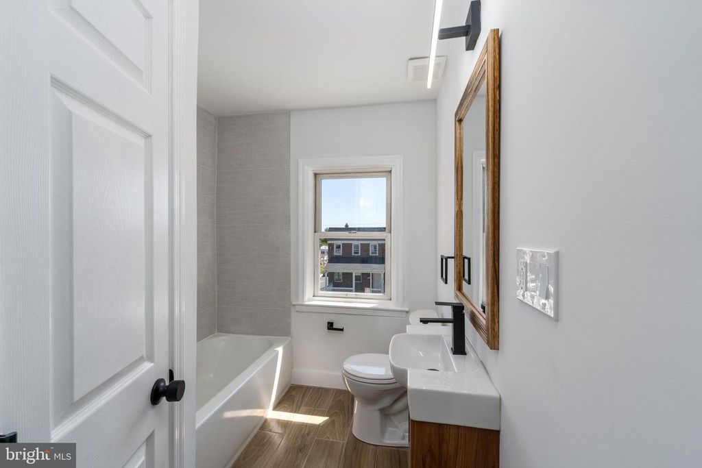 Image 12 of property listing at 818 MOUNT HOLLY ST, Baltimore, MD 21229