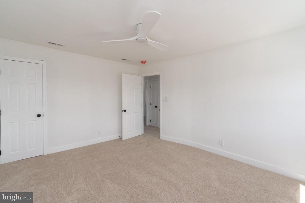 Image 14 of property listing at 818 MOUNT HOLLY ST, Baltimore, MD 21229