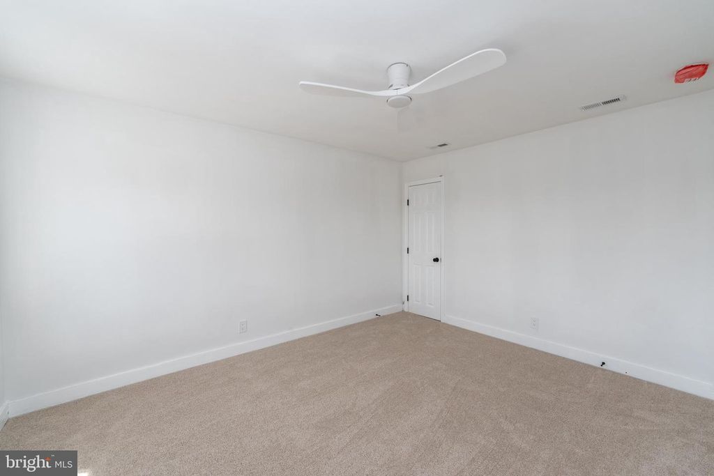 Image 17 of property listing at 818 MOUNT HOLLY ST, Baltimore, MD 21229