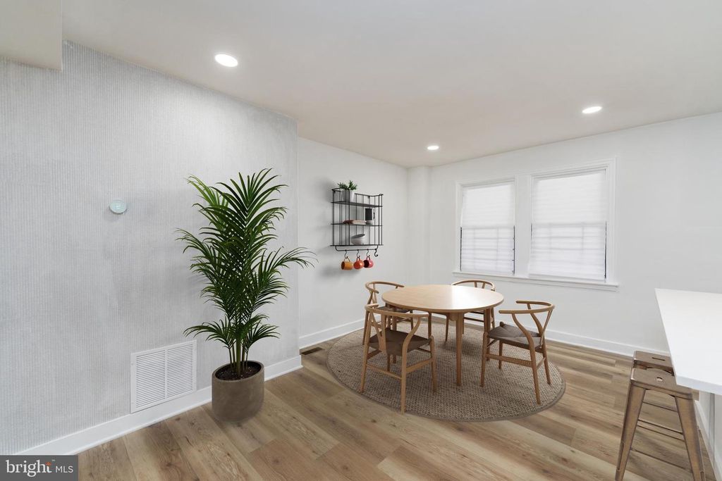 Image 2 of property listing at 818 MOUNT HOLLY ST, Baltimore, MD 21229