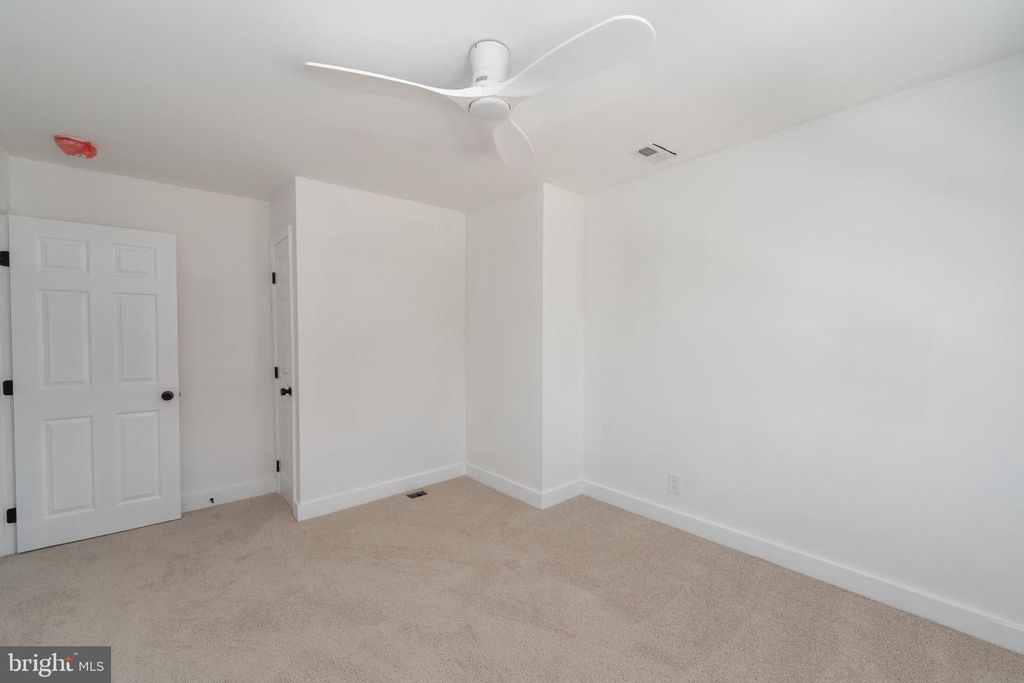 Image 21 of property listing at 818 MOUNT HOLLY ST, Baltimore, MD 21229