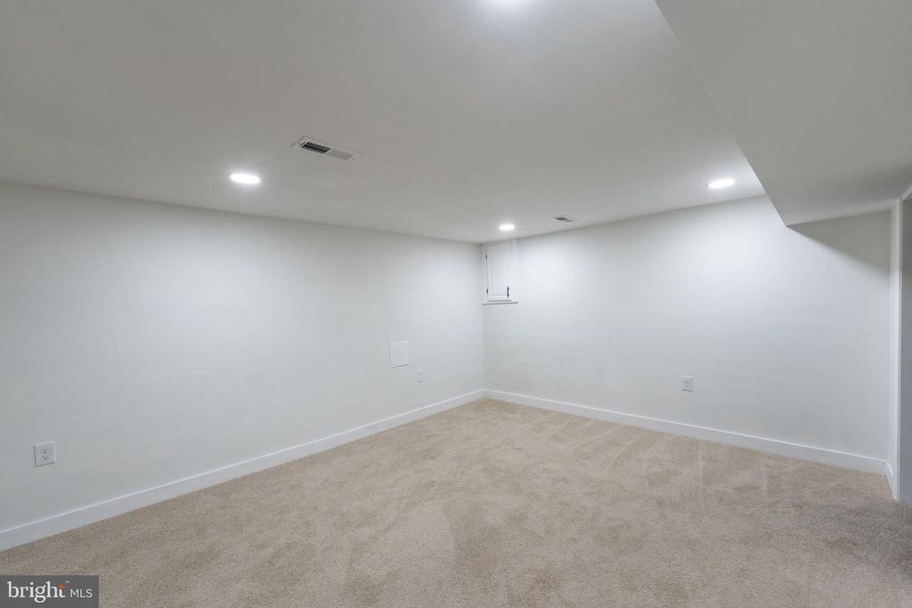Image 24 of property listing at 818 MOUNT HOLLY ST, Baltimore, MD 21229