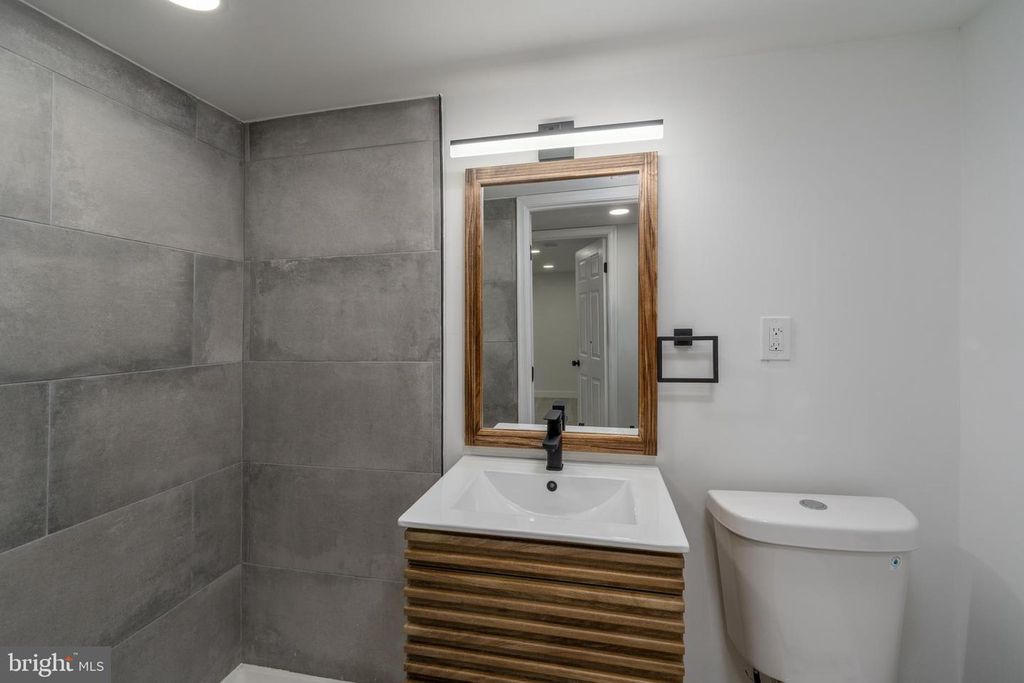 Image 28 of property listing at 818 MOUNT HOLLY ST, Baltimore, MD 21229