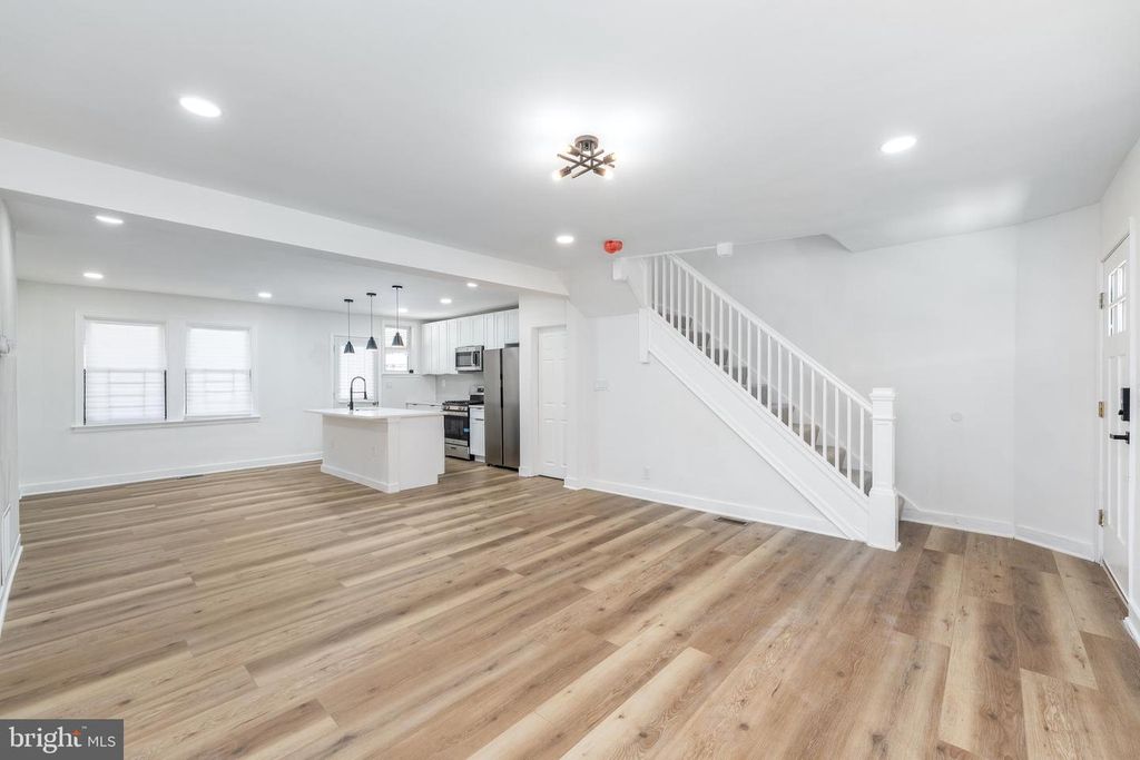 Image 4 of property listing at 818 MOUNT HOLLY ST, Baltimore, MD 21229