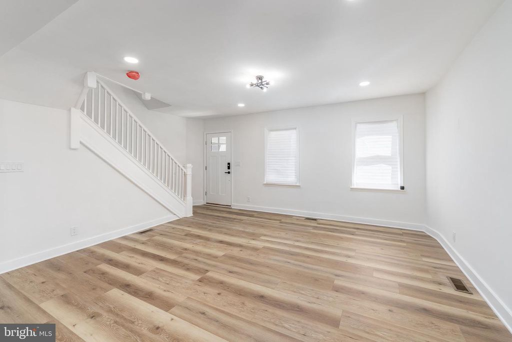 Image 5 of property listing at 818 MOUNT HOLLY ST, Baltimore, MD 21229