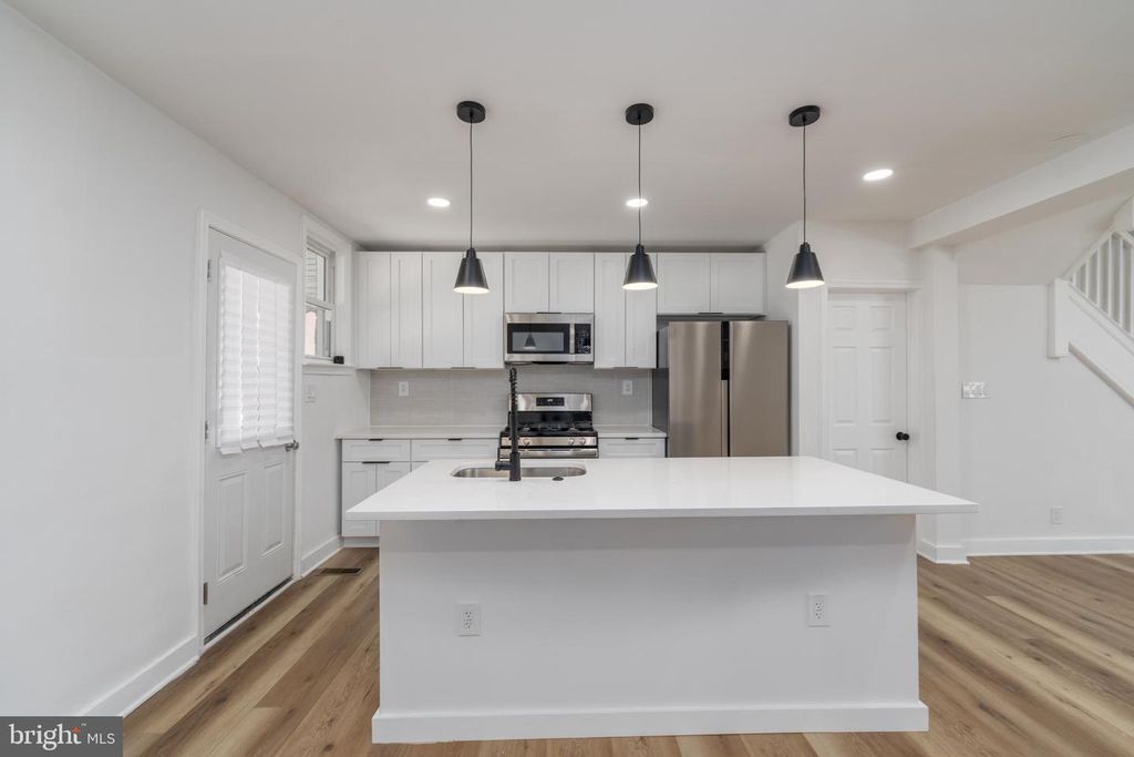 Image 7 of property listing at 818 MOUNT HOLLY ST, Baltimore, MD 21229