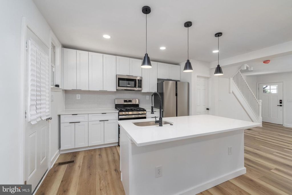 Image 8 of property listing at 818 MOUNT HOLLY ST, Baltimore, MD 21229