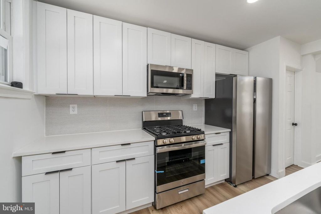 Image 9 of property listing at 818 MOUNT HOLLY ST, Baltimore, MD 21229