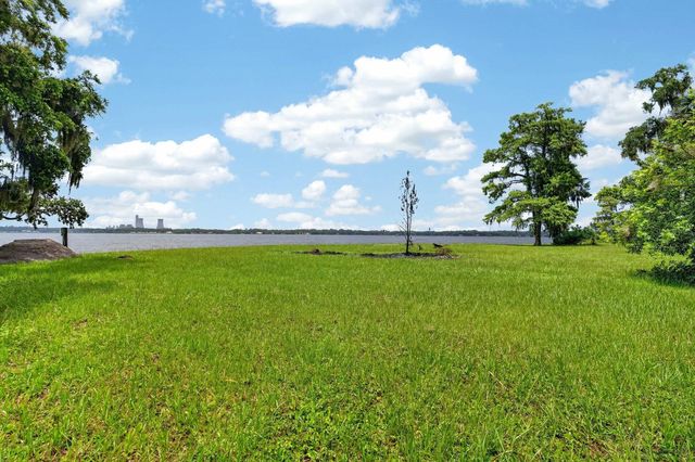 157 W GRANDVIEW DRIVE, East Palatka, FL 32131