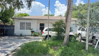551 NE 159th St, Miami, FL 33162