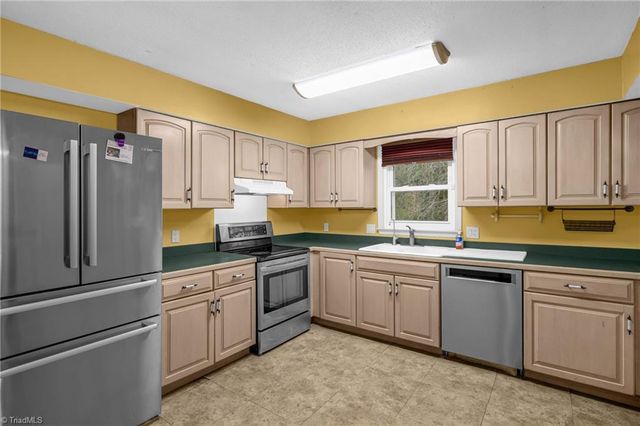 1034 Pine Knolls Road, Kernersville, NC 27284